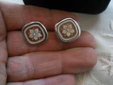 ORECCHINI  IN CAMMEO  SARDONICO ( fiore ) SU ARG, 925 BAGNATO ORO BIANCO  24 KT.