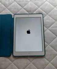 Ipad Air 32 GB Wi-fi + 4G, argentato con custodia e caricatore.