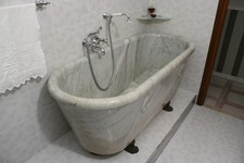 vasca da bagno in marmo con piedi in ghisa