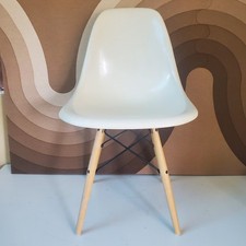 Sedia vintage Herman Miller Eames bianca con scocca laterale su base tassello in frassino