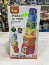 Piramide cubi colorati in