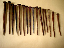 LOTTO 16  ANTICHI CHIODI IN FERRO BATTUTO E FORGIATO A MANO  da 21 cm a 13 cm