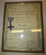 QUADRO CON DIPLOMA E CROCE CAVALIERE DI VITTORIO VENETO VITTORIA 1° GUERRA 1973