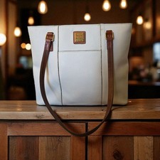 Borsa shopper Dooney & Bourke Wexford Lexington in pelle di ciottoli bianca marrone 