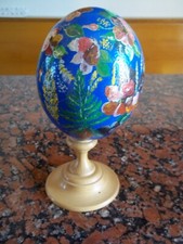 Uovo di struzzo decorato a mano