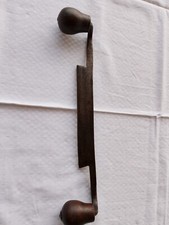 Sgorbia per togliere corteccia dai tronchi; ferro temprato con manici in legno