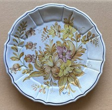 Piatto in ceramica francese dipinto a mano, firmato Roy, fiori  su fondo azzurro