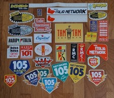 Adesivi radio vintage anni '90 e primi 2000. Rarità e chicche per collezionisti 