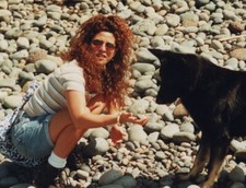 Bella donna con cane ciottoli