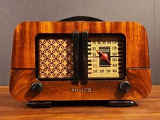 Vecchia antica radio d'epoca a