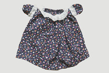 altes geblümtes Puppenkleid