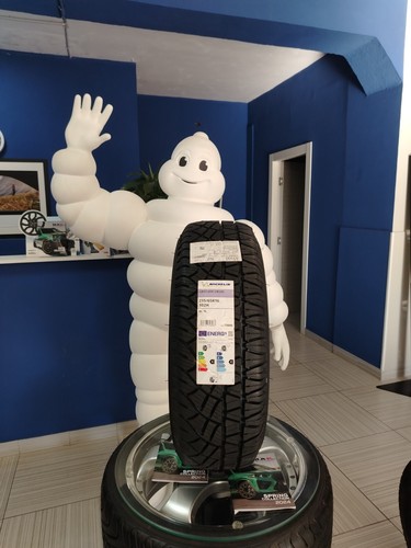 Pneumatico nuovo 215 65r16 - 1,