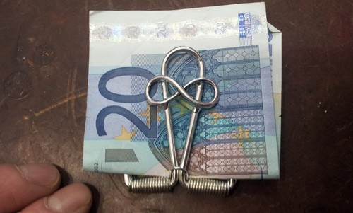 Fermasoldi scatto - a,