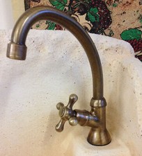 Rubinetto in ottone bronzato  da piano singola erogazione con bocca girevole