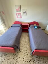 Cameretta con 2 letti,un comodino, una libreria con scrivania e 2 sedie