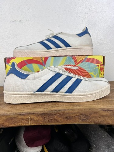 Scarpe sneakers archivio