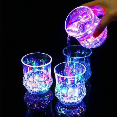 Bicchieri luminosi con - bicchieri, luce