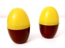 coppia ovetti sorpresa anni 70 in plastica gialla e marrone sale e pepe