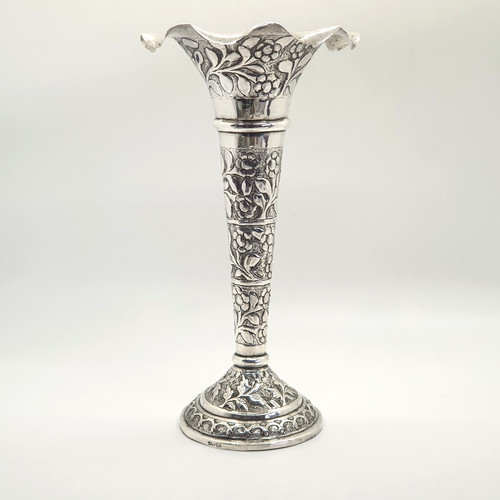 Vaso tromba floreale repousse