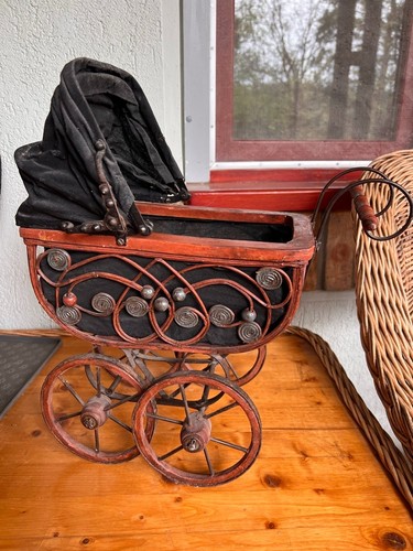 Antico passeggino vintage con