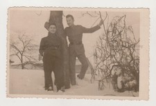 Due giovani uomini belli e