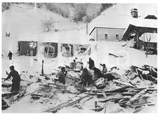 1954 RIEMENSTALDEN (SVIZZERA) I superstiti tra le case distrutte da una valanga