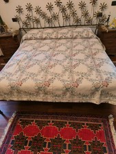 Antico Copriletto  Pesante   Italiano  della Royal Cover , Con Decori Floreali 