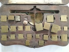 Bilancia monetale con pesi in