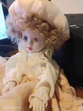 Bambola in ceramica da