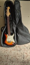 chitarra elettrica usata ma in buone condizioni. custodia morbida in regalo.