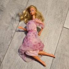 Barbie bambola bacia Mattel