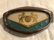 RARO EMBLEMA FREGIO STEMMA LOGO LEONI RAMPANTI CON RUOTA LEONE AUTO EPOCA