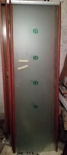 Porte scorrevoli in vetro con decoro verde e listelli legno