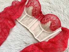 Bralette In tulle rosso e beige con manichine in tulle