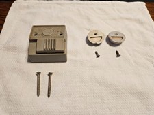 Serratura a pedale per porta