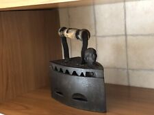 .Antico ferro da stiro a