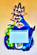 Blocco notes su un piano di ceramica manufatto con 3 gattini multicolore