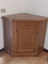 Mobile angolare in legno marrone chiaro per salotto o ingresso. 