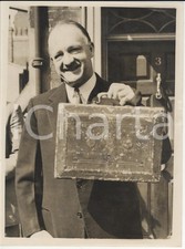 1955 LONDON Rab BUTLER leaving home with his secret bag *Photo 15x20 cm