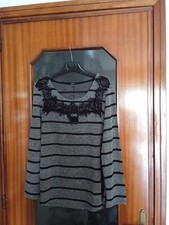 Maglietta grigia e nera a