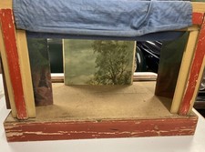 Teatrino in legno anni 50. La base misura 70 cm. X43. Alto 50 cm. Molto semplice