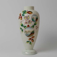 Vaso in opaline con paesaggi e motivi floreali del XIX° sec.