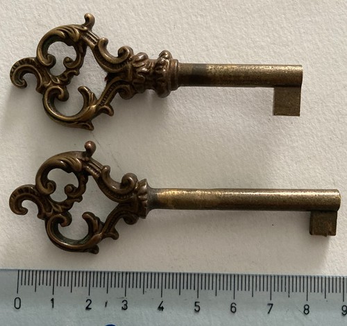 Vecchie chiavi ottone per - in,