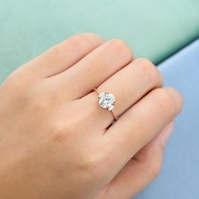 Anello ovale con diamanti CVD