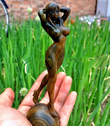 Statua ragazza nuda intagliata