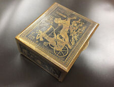 Scatola egizia in ottone sbalzato su fondo nero con interno in legno di cedro