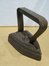 Antico FERRO DA STIRO in GHISA a riscaldamento su fuoco brace decorato originale