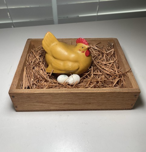Gallina decorativa con uova - , in