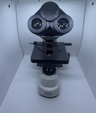 Microscopio trinoculare da