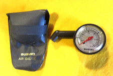 SUZUKI : Strumento tester misuratore di pressione aria pneumatico x moto .